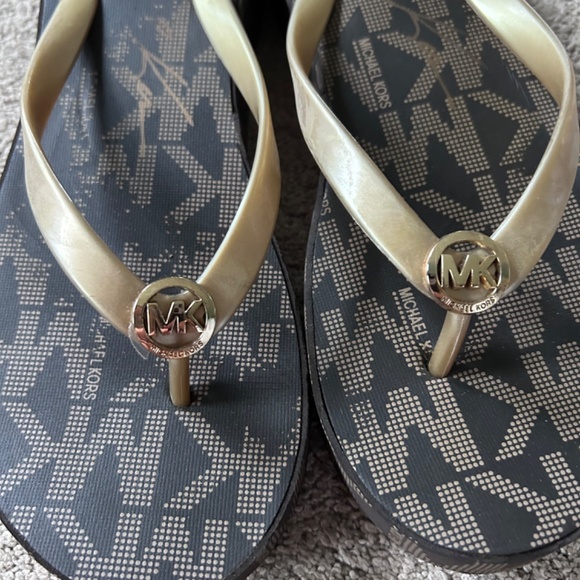 🔸Michael Kors Platform Flip Flops - Picture 9 of 12